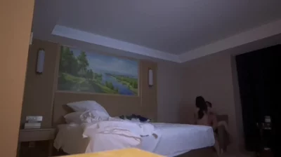 体制内淑女沙发上自己动，然后抱起来草，射了又草一次