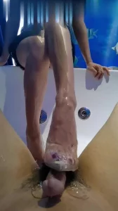 小贱狗在浴缸里被姐姐透明高跟加美足大量润滑油足交玩射！